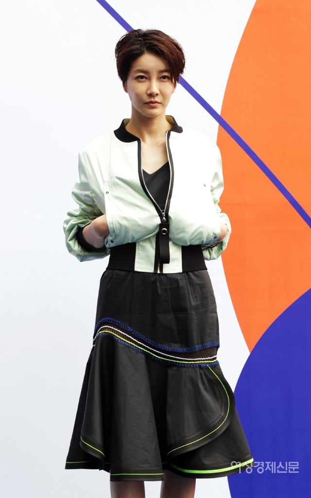 진서연, 주머니에 두 손 넣고 시크하게