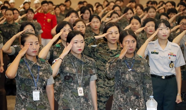 여군도 최전방 GOP 중·소대장 맡는다···여군비율 2022년까지 8.8%로 확대 여군도 최전방 Gop 중·소대장 맡는다···여군비율 2022년까지 8.8%로 확대
