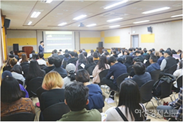 학교 밖 청소년지원센터가 운영하는 프로그램에 청소년들이 참여하는 모습 /박수미 사무관 제공