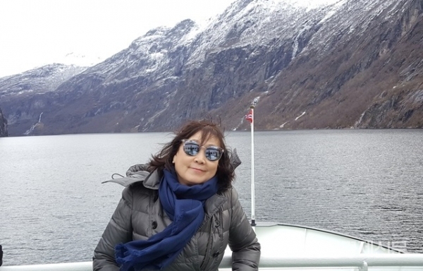 노르웨이 피오르에서 기념사진 찍는 낸시 최  씨제이스월드(C.J.'s World) 대표 / 본인 제공
