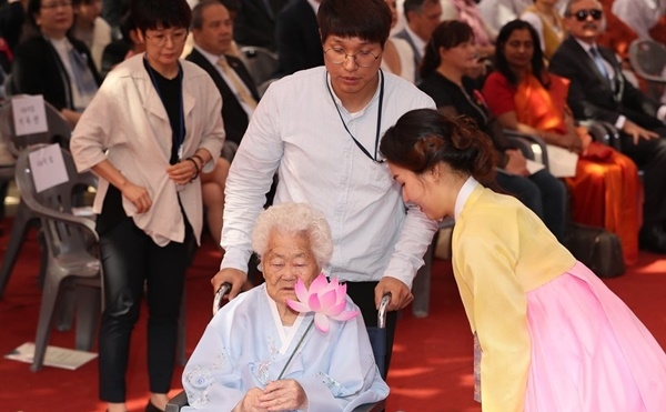 불기 2563년 부처님오신날인 12일 오전 서울 종로구 조계사에서 열린 봉축법요식에서 나눔의 집 이옥선 할머니가 헌화를 하기 위해 이동하고 있다 /연합뉴스