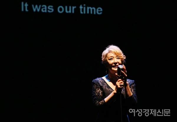 배우 윤석화가 16일 서울 종로구 설치극장 정미소에서 열린 모노드라마 '딸에게 보내는 편지' 제작발표회에서 메인 테마송인 '잇 워즈 아워 타임(It was our time)'을 부르고 있다. 모노드라마 '딸에게 보내는 편지'는 6월 11일부터 22일까지 공연된다. /문인영 기자 photoiym@gmail.com