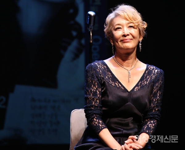 배우 윤석화가 16일 서울 종로구 설치극장 정미소에서 열린 모노드라마 '딸에게 보내는 편지' 제작발표회에서 메인 테마송인 '잇 워즈 아워 타임(It was our time)'을 부르고 있다. 모노드라마 '딸에게 보내는 편지'는 6월 11일부터 22일까지 공연된다. /문인영 기자 photoiym@gmail.com