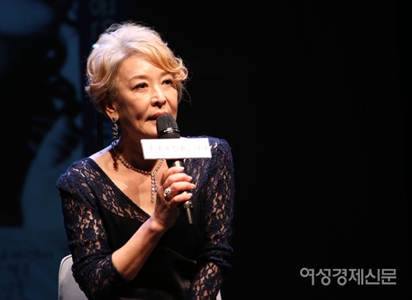 배우 윤석화가 16일 서울 종로구 설치극장 정미소에서 열린 모노드라마 '딸에게 보내는 편지' 제작발표회에서 메인 테마송인 '잇 워즈 아워 타임(It was our time)'을 부르고 있다. 모노드라마 '딸에게 보내는 편지'는 6월 11일부터 22일까지 공연된다. /문인영 기자 photoiym@gmail.com