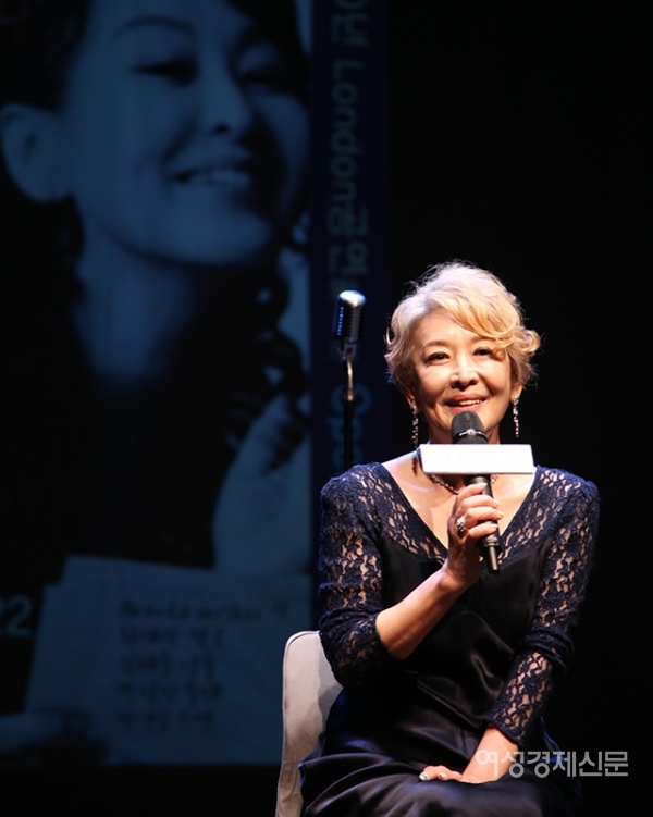 배우 윤석화가 16일 서울 종로구 설치극장 정미소에서 열린 모노드라마 '딸에게 보내는 편지' 제작발표회에서 메인 테마송인 '잇 워즈 아워 타임(It was our time)'을 부르고 있다. 모노드라마 '딸에게 보내는 편지'는 6월 11일부터 22일까지 공연된다. /문인영 기자 photoiym@gmail.com