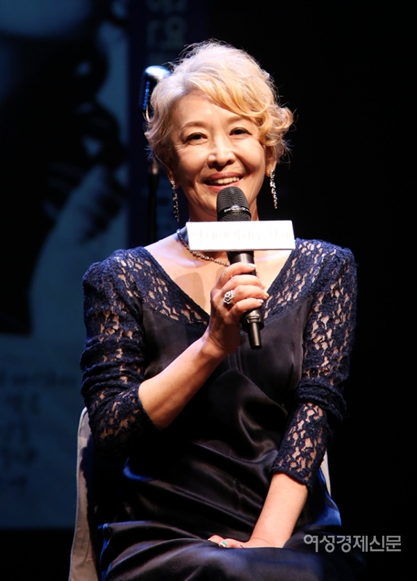 배우 윤석화가 16일 서울 종로구 설치극장 정미소에서 열린 모노드라마 '딸에게 보내는 편지' 제작발표회에서 메인 테마송인 '잇 워즈 아워 타임(It was our time)'을 부르고 있다. 모노드라마 '딸에게 보내는 편지'는 6월 11일부터 22일까지 공연된다. /문인영 기자 photoiym@gmail.com