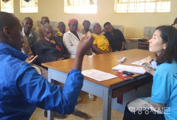 이지영 국제개발협력민간협의회 과장이 케냐에서 현지인들과 미팅하는 모습 / 본인 제공