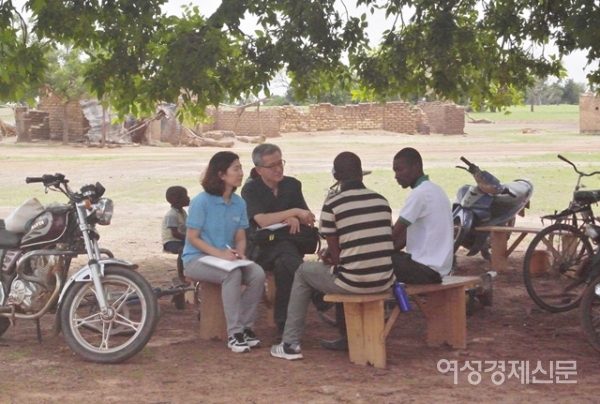 이지영 국제개발협력민간협의회 과장이 부르키나파소에서 현지인들과 대화하는 모습 / 본인 제공