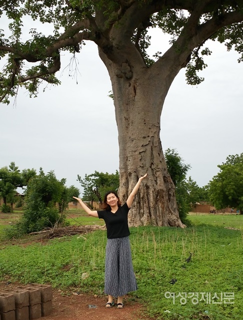 이지영 국제개발협력민간협의회 과장이 부르키나파소 출장 중 바오밥나무를 배경으로 찍은 기념사진 / 본인 제공
