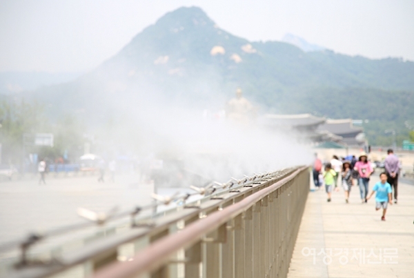 전국에 더운 날씨가 계속되고 있는 가운데 4일 서울 종로구 광화문광장에 쿨링포그가 가동되고 있다.  쿨링포그는 수돗물을 고압으로 분무하여 작은 물방울이 증발하면서 주위의 온도를 낮추는 시설이다. /문인영 기자 photoiym@gmail.com