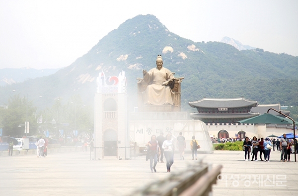 전국에 더운 날씨가 계속되고 있는 가운데 4일 서울 종로구 광화문광장에 쿨링포그가 가동되고 있다.  쿨링포그는 수돗물을 고압으로 분무하여 작은 물방울이 증발하면서 주위의 온도를 낮추는 시설이다. /문인영 기자 photoiym@gmail.com