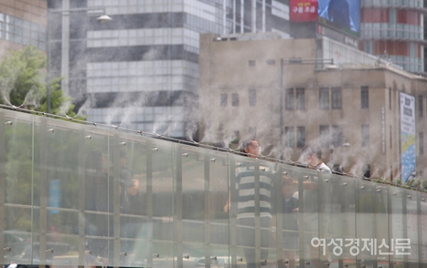 전국에 더운 날씨가 계속되고 있는 가운데 4일 서울 종로구 광화문광장에 쿨링포그가 가동되고 있다.  쿨링포그는 수돗물을 고압으로 분무하여 작은 물방울이 증발하면서 주위의 온도를 낮추는 시설이다. /문인영 기자 photoiym@gmail.com