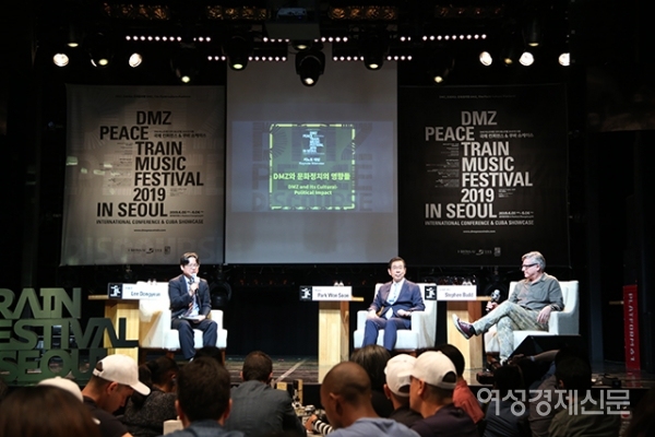5일 서울 도봉구 플랫폼창동61에서 열린 'DMZ 피스트레인 뮤직페스티벌 2019 인 서울-국제 컨퍼런스' 키노트 대담에서 이동연 DMZ 피스트레인 뮤직페스티벌 공동 조직위원장(왼쪽), 박원순 서울시장(가운데), 스테판 버드 아프리가 익스프레스 조직위원(오른쪽)이 대담을 나누고 있다. /문인영 기자 photoiym@gmail.com