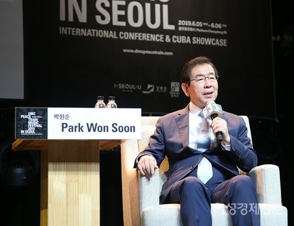 5일 서울 도봉구 플랫폼창동61에서 열린 'DMZ 피스트레인 뮤직페스티벌 2019 인 서울-국제 컨퍼런스' 키노트 대담에서 이동연 DMZ 피스트레인 뮤직페스티벌 공동 조직위원장(왼쪽), 박원순 서울시장(가운데), 스테판 버드 아프리가 익스프레스 조직위원(오른쪽)이 대담을 나누고 있다. /문인영 기자 photoiym@gmail.com