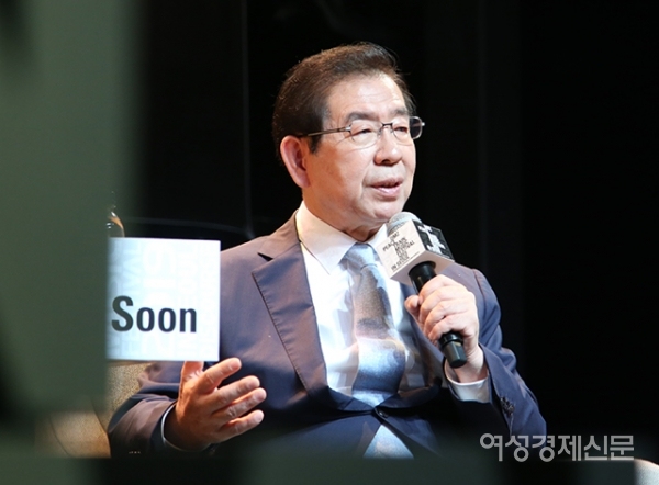 5일 서울 도봉구 플랫폼창동61에서 열린 'DMZ 피스트레인 뮤직페스티벌 2019 인 서울-국제 컨퍼런스' 키노트 대담에서 이동연 DMZ 피스트레인 뮤직페스티벌 공동 조직위원장(왼쪽), 박원순 서울시장(가운데), 스테판 버드 아프리가 익스프레스 조직위원(오른쪽)이 대담을 나누고 있다. /문인영 기자 photoiym@gmail.com