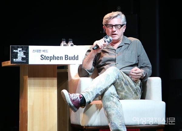 5일 서울 도봉구 플랫폼창동61에서 열린 'DMZ 피스트레인 뮤직페스티벌 2019 인 서울-국제 컨퍼런스' 키노트 대담에서 이동연 DMZ 피스트레인 뮤직페스티벌 공동 조직위원장(왼쪽), 박원순 서울시장(가운데), 스테판 버드 아프리가 익스프레스 조직위원(오른쪽)이 대담을 나누고 있다. /문인영 기자 photoiym@gmail.com