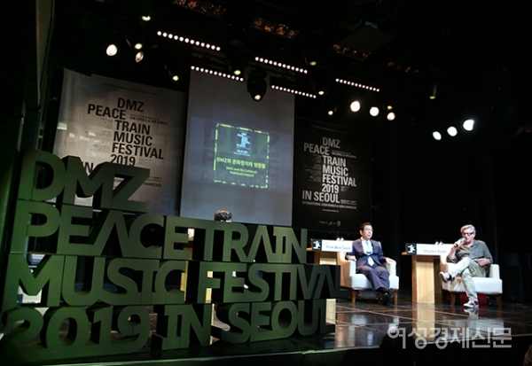 5일 서울 도봉구 플랫폼창동61에서 열린 'DMZ 피스트레인 뮤직페스티벌 2019 인 서울-국제 컨퍼런스' 키노트 대담에서 이동연 DMZ 피스트레인 뮤직페스티벌 공동 조직위원장(왼쪽), 박원순 서울시장(가운데), 스테판 버드 아프리가 익스프레스 조직위원(오른쪽)이 대담을 나누고 있다. /문인영 기자 photoiym@gmail.com