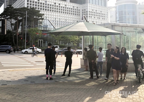 5일 서울 용산구 횡단보도 그늘막에서 시민들이 보행신호를 기다리고 있다. /문인영 기자 photoiym@gmail.com
