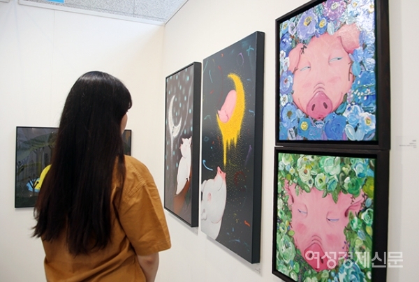 7일 서울 중랑구 중랑구청에  '꿀꿈꾸는 돼지' 전시가 열렸다. ‘꿀꿈꾸는 돼지’ 전시는 ‘꿀꿀+꿈’의 합성어로 말장난을 통한 ‘꿀+꿈(달달+희망)의 메시지를 담고 있다. 오는 28일까지 열린다. /문인영 기자 photoiym@gmail.com