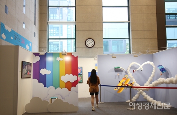 7일 서울 중랑구 중랑구청에  '꿀꿈꾸는 돼지' 전시가 열렸다. ‘꿀꿈꾸는 돼지’ 전시는 ‘꿀꿀+꿈’의 합성어로 말장난을 통한 ‘꿀+꿈(달달+희망)의 메시지를 담고 있다. 오는 28일까지 열린다. /문인영 기자 photoiym@gmail.com