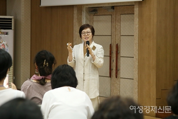 이정희 박사가 12일 서울 서대문구 서대문구청에서 열린 '생명을 살리는 행복한 밥상(제철 음식)' 보육포럼에서 강의를 하고 있다. /문인영 기자 photoiym@gmail.com