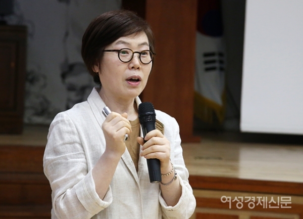 이정희 박사가 12일 서울 서대문구 서대문구청에서 열린 '생명을 살리는 행복한 밥상(제철 음식)' 보육포럼에서 강의를 하고 있다. /문인영 기자 photoiym@gmail.com