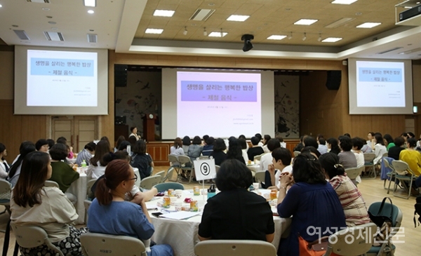 이정희 박사가 12일 서울 서대문구 서대문구청에서 열린 '생명을 살리는 행복한 밥상(제철 음식)' 보육포럼에서 강의를 하고 있다. /문인영 기자 photoiym@gmail.com