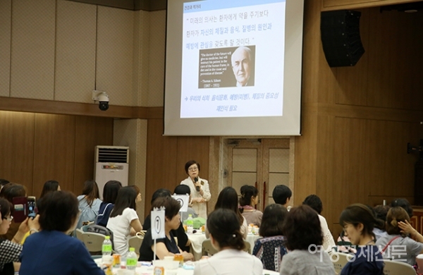 이정희 박사가 12일 서울 서대문구 서대문구청에서 열린 '생명을 살리는 행복한 밥상(제철 음식)' 보육포럼에서 강의를 하고 있다. /문인영 기자 photoiym@gmail.com