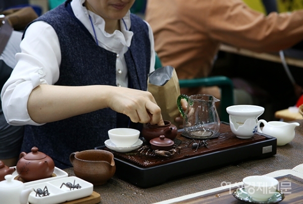 13일 서울 강남구 코엑스에서 열린 제17회 국제차문화 대전을 찾은 관람객들이 차를 시음하고  있다. 차 재료와 제품을 소개하고, 차 문화와 그와 관련된 생활용품, 고예, 재차 등이 전시되는 이번 박람회는 16일까지 열린다. /문인영 기자 photoiym@gmail.com