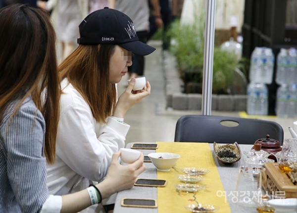 13일 서울 강남구 코엑스에서 열린 제17회 국제차문화 대전을 찾은 관람객들이 차를 시음하고  있다. 차 재료와 제품을 소개하고, 차 문화와 그와 관련된 생활용품, 고예, 재차 등이 전시되는 이번 박람회는 16일까지 열린다. /문인영 기자 photoiym@gmail.com