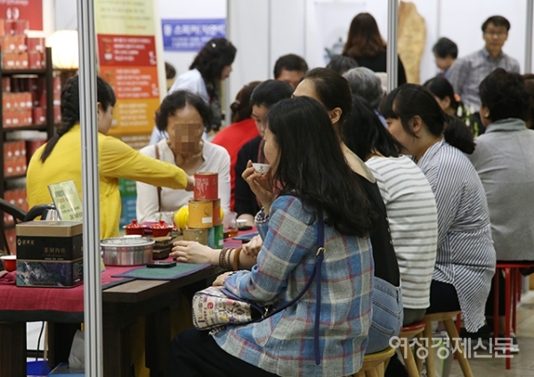13일 서울 강남구 코엑스에서 열린 제17회 국제차문화 대전을 찾은 관람객들이 차를 시음하고  있다. 차 재료와 제품을 소개하고, 차 문화와 그와 관련된 생활용품, 고예, 재차 등이 전시되는 이번 박람회는 16일까지 열린다. /문인영 기자 photoiym@gmail.com