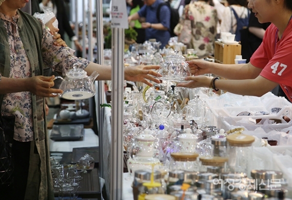 13일 서울 강남구 코엑스에서 열린 제17회 국제차문화 대전을 찾은 관람객들이 차를 시음하고  있다. 차 재료와 제품을 소개하고, 차 문화와 그와 관련된 생활용품, 고예, 재차 등이 전시되는 이번 박람회는 16일까지 열린다. /문인영 기자 photoiym@gmail.com