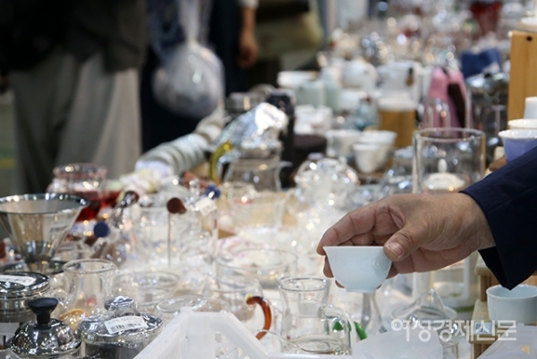 13일 서울 강남구 코엑스에서 열린 제17회 국제차문화 대전을 찾은 관람객들이 차를 시음하고  있다. 차 재료와 제품을 소개하고, 차 문화와 그와 관련된 생활용품, 고예, 재차 등이 전시되는 이번 박람회는 16일까지 열린다. /문인영 기자 photoiym@gmail.com