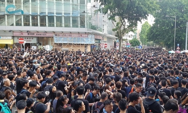 지난 16일(현지시간) 홍콩 빅토리아 공원 인근에서 '범죄인 인도 법안'(일명 송환법)에 반대하는 시민들이 행진을 벌이고 있다. 이날 검은 옷을 입고 집회에 참가한 시민들은 지난 12일 시위 때 경찰의 강경 진압을 규탄했다. 홍콩 언론은 이날 시위 참여 인원이 100만 명을 넘은 것으로 추산했다. / 연합뉴스