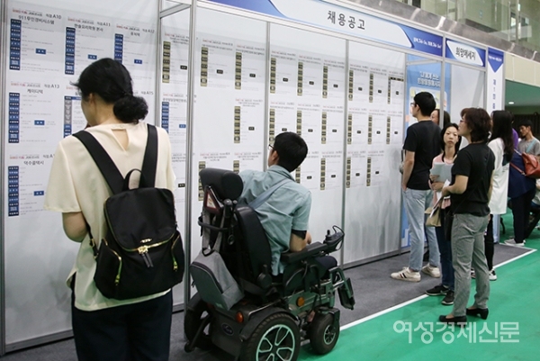 17일 서울 중랑구 중랑랑문화체육관에서 열린 장애인 일자리 박람회 '장애인 드림 JOB콘서트'에서 구직자들이 취업공고를 살펴보고 있다. 이번 박람회는 롯데하이마트, 현대홈쇼핑 등 44개 업체가 참여하고, 이 기업들은 일대일 상담과 면접을 통해 일반 사무직, 생산직, 서비스직 등 다양한 직종에서 약 200명의 장애인을 채용한다. /문인영 기자 photoiym@gmail.com