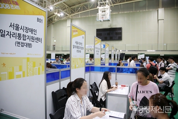 17일 서울 중랑구 중랑랑문화체육관에서 열린 장애인 일자리 박람회 '장애인 드림 JOB콘서트'에서 구직자들이 취업공고를 살펴보고 있다. 이번 박람회는 롯데하이마트, 현대홈쇼핑 등 44개 업체가 참여하고, 이 기업들은 일대일 상담과 면접을 통해 일반 사무직, 생산직, 서비스직 등 다양한 직종에서 약 200명의 장애인을 채용한다. /문인영 기자 photoiym@gmail.com