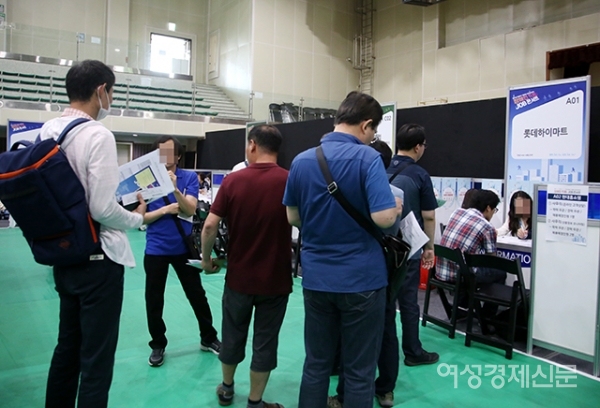 17일 서울 중랑구 중랑랑문화체육관에서 열린 장애인 일자리 박람회 '장애인 드림 JOB콘서트'에서 구직자들이 취업공고를 살펴보고 있다. 이번 박람회는 롯데하이마트, 현대홈쇼핑 등 44개 업체가 참여하고, 이 기업들은 일대일 상담과 면접을 통해 일반 사무직, 생산직, 서비스직 등 다양한 직종에서 약 200명의 장애인을 채용한다. /문인영 기자 photoiym@gmail.com