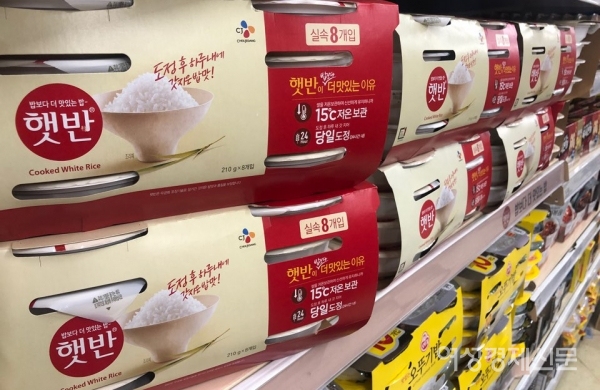 18일 서울의 대형마트에 CJ제일제당 햇반이 진열되어 있다. CJ제일제당이 올해 들어 원가 상승 등을 이유로 햇반, 컵밥, 두부, 어묵, 장류 등 7개 품목의 가격을 줄줄이 올리고 있다.18일 식품 및 유통업계에 따르면 '햇반 210ｇ'을 1천480원에서 1천600원으로 올리는 등 평균 9% 인상하고 어묵과 맛살 가격은 각각 평균 7.6%, 6.8%, 고추장과 된장 등 장류는 평균 7%, 다시다는 평균 9% 인상했다. /문인영 기자 photoiym@gmail.com