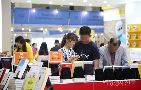 19일 서울 강남구 코엑스에서 열린 '2019 서울 국제 도서전'을 찾은 시민들이 전시 도서를 살펴보고 있다. 전시는 23일까지 열린다. /문인영 기자 photoiym@gmail.com