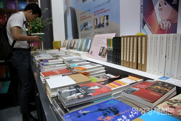 19일 서울 강남구 코엑스에서 열린 '2019 서울 국제 도서전'을 찾은 시민들이 전시 도서를 살펴보고 있다. 전시는 23일까지 열린다. /문인영 기자 photoiym@gmail.com