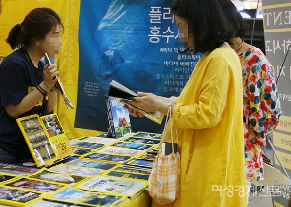 19일 서울 강남구 코엑스에서 열린 '2019 서울 국제 도서전'을 찾은 시민들이 전시 도서를 살펴보고 있다. 전시는 23일까지 열린다. /문인영 기자 photoiym@gmail.com