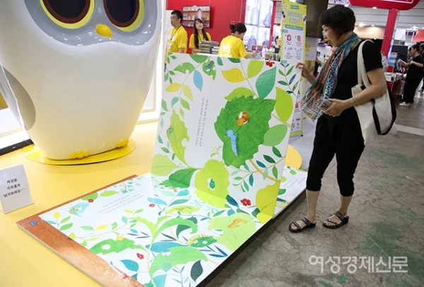 19일 서울 강남구 코엑스에서 열린 '2019 서울 국제 도서전'을 찾은 시민들이 전시 도서를 살펴보고 있다. 전시는 23일까지 열린다. /문인영 기자 photoiym@gmail.com