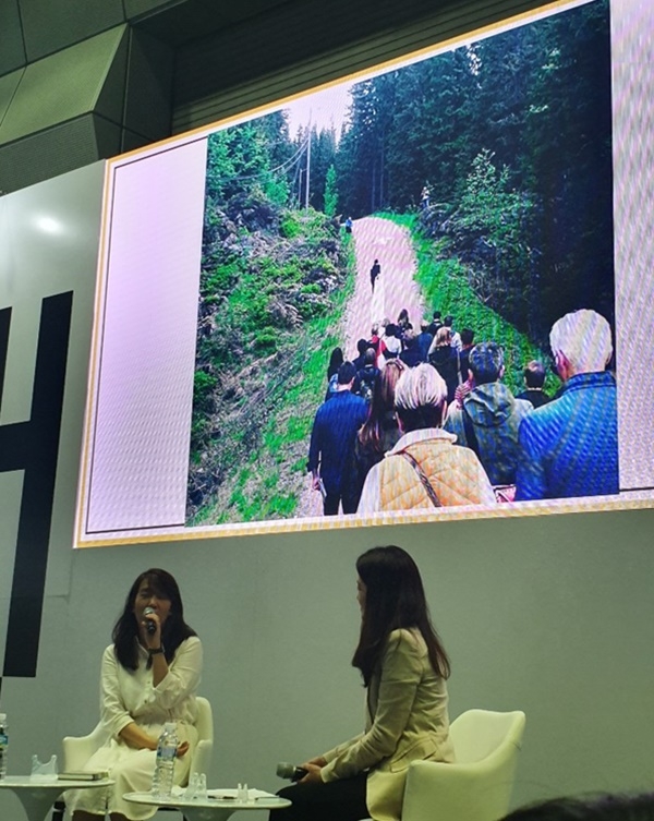 한강 작가가 지난 19일 2019서울국제도서전 강연에서 자신이 참여했던 '미래도서관' 프로젝트에 대해 설명하고 있다. / 조문경 기자