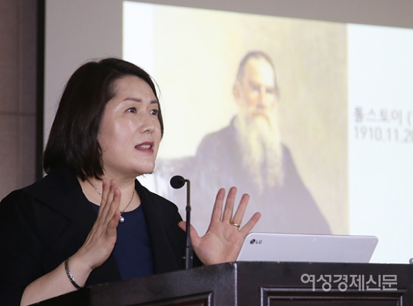 '시베리아 문학기행'의 저자인 이정식 서울문화사 사장 겸 여성경제신문 발행인이 25일 서울 용산구 서울문화사 별관 강당에서 열린 우먼센스 인문강좌에서 '시베리아 문학기행'에 대해 설명하고 있다. /문인영 기자 photoiym@gmail.com