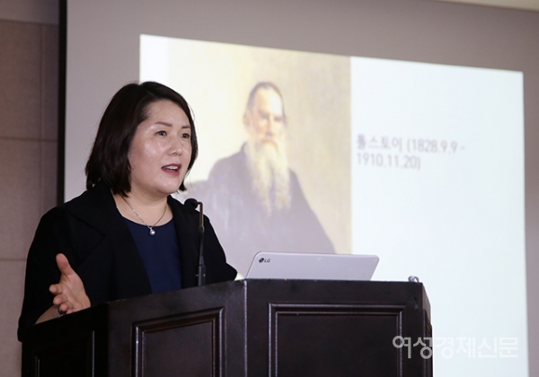 '시베리아 문학기행'의 저자인 이정식 서울문화사 사장 겸 여성경제신문 발행인이 25일 서울 용산구 서울문화사 별관 강당에서 열린 우먼센스 인문강좌에서 '시베리아 문학기행'에 대해 설명하고 있다. /문인영 기자 photoiym@gmail.com