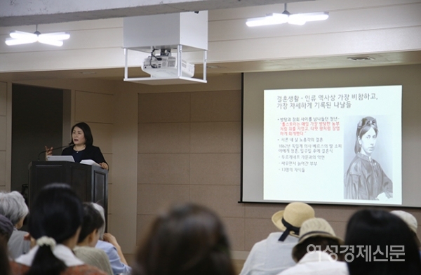 '시베리아 문학기행'의 저자인 이정식 서울문화사 사장 겸 여성경제신문 발행인이 25일 서울 용산구 서울문화사 별관 강당에서 열린 우먼센스 인문강좌에서 '시베리아 문학기행'에 대해 설명하고 있다. /문인영 기자 photoiym@gmail.com