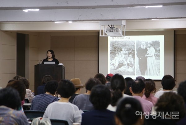 '시베리아 문학기행'의 저자인 이정식 서울문화사 사장 겸 여성경제신문 발행인이 25일 서울 용산구 서울문화사 별관 강당에서 열린 우먼센스 인문강좌에서 '시베리아 문학기행'에 대해 설명하고 있다. /문인영 기자 photoiym@gmail.com