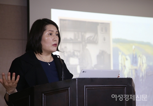 '시베리아 문학기행'의 저자인 이정식 서울문화사 사장 겸 여성경제신문 발행인이 25일 서울 용산구 서울문화사 별관 강당에서 열린 우먼센스 인문강좌에서 '시베리아 문학기행'에 대해 설명하고 있다. /문인영 기자 photoiym@gmail.com