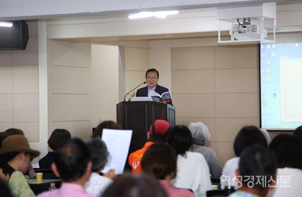 '시베리아 문학기행'의 저자인 이정식 서울문화사 사장 겸 여성경제신문 발행인이 25일 서울 용산구 서울문화사 별관 강당에서 열린 우먼센스 인문강좌에서 '시베리아 문학기행'에 대해 설명하고 있다. /문인영 기자 photoiym@gmail.com