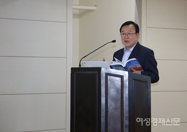 '시베리아 문학기행'의 저자인 이정식 서울문화사 사장 겸 여성경제신문 발행인이 25일 서울 용산구 서울문화사 별관 강당에서 열린 우먼센스 인문강좌에서 '시베리아 문학기행'에 대해 설명하고 있다. /문인영 기자 photoiym@gmail.com